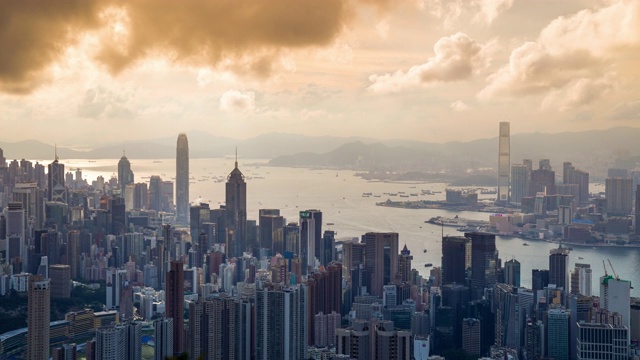 全景鸟瞰图的时间间隔香港城市景观景观天际线日落famaus旅游胜地维多利亚山顶在香港中部视频素材