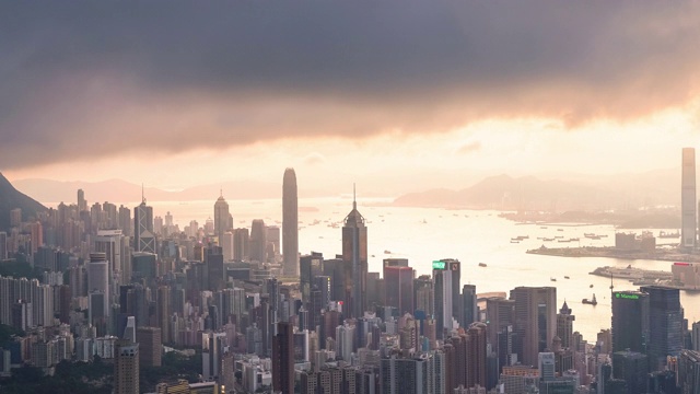 全景鸟瞰图的时间间隔香港城市景观景观天际线日落famaus旅游胜地维多利亚山顶在香港中部视频素材