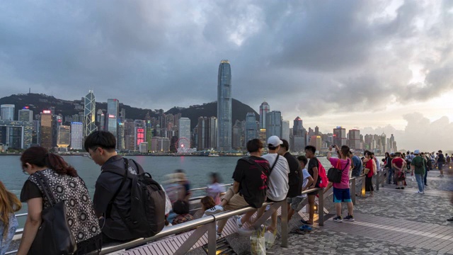 4K超高清摄影:从早到晚欣赏香港的天际线，游客在海港欣赏城市。视频素材