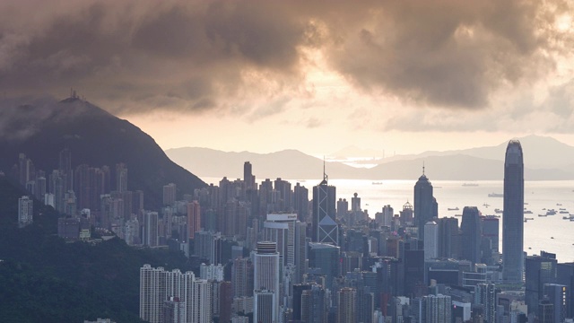 全景鸟瞰图的时间间隔香港城市景观景观天际线日落famaus旅游胜地维多利亚山顶在香港中部视频素材