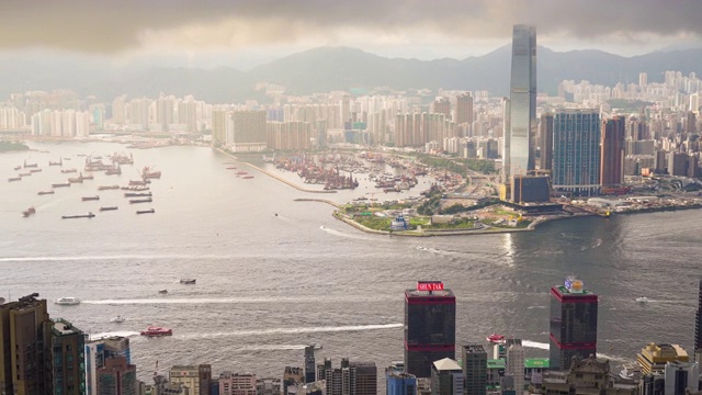 全景鸟瞰图的时间间隔香港城市景观景观天际线日落famaus旅游胜地维多利亚山顶在香港中部视频素材