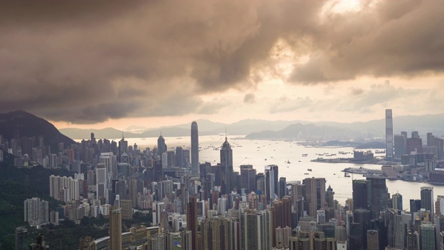 全景鸟瞰图的时间间隔香港城市景观景观天际线日落famaus旅游胜地维多利亚山顶在香港中部视频素材