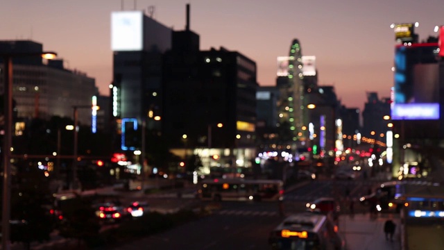 散景背景变得模糊。日本夜间交通城市视频素材