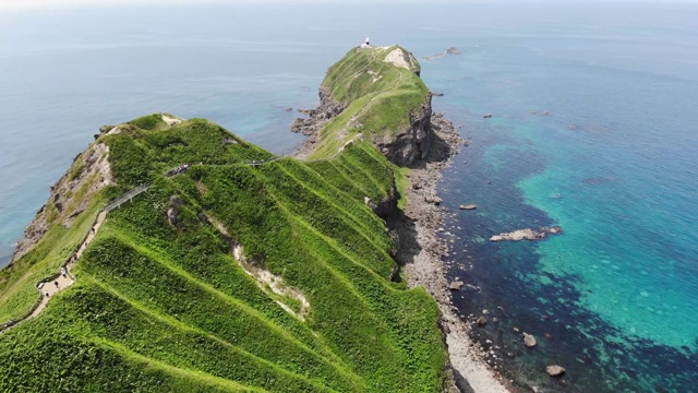 鸟瞰图的海角神尾在北海道无人机-美丽的Saitan蓝色的海和新鲜的绿色，从天空通过悬崖-视频下载