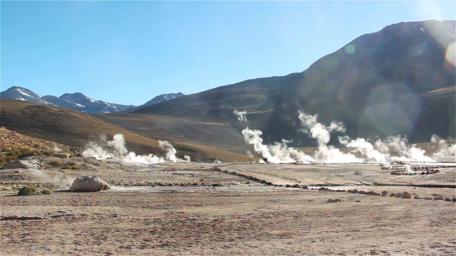 阿塔卡马沙漠(智利)El Tatio间歇泉喷发。视频素材