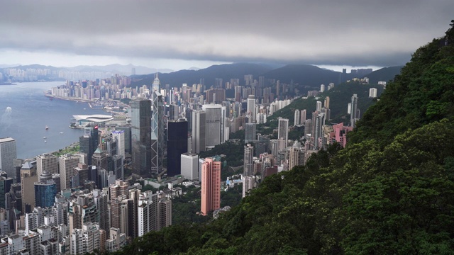 全景鸟瞰图的时间间隔香港城市景观景观天际线日落famaus旅游胜地维多利亚山顶在香港中部视频素材