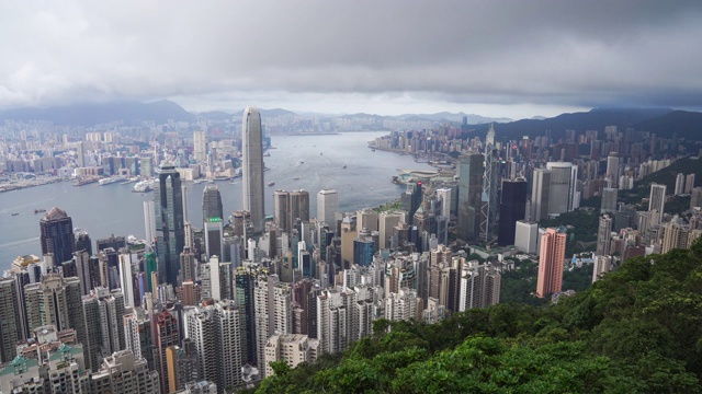 全景鸟瞰图的时间间隔香港城市景观景观天际线日落famaus旅游胜地维多利亚山顶在香港中部视频素材