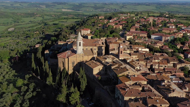 意大利，托斯卡纳，Val d'Orcia，锡耶纳省，鸟瞰皮恩扎视频素材