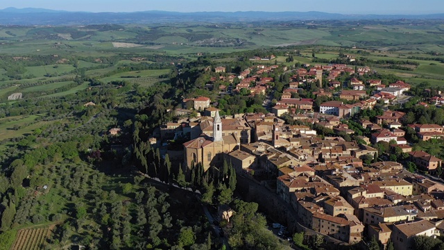 意大利，托斯卡纳，Val d'Orcia，锡耶纳省，鸟瞰皮恩扎视频素材