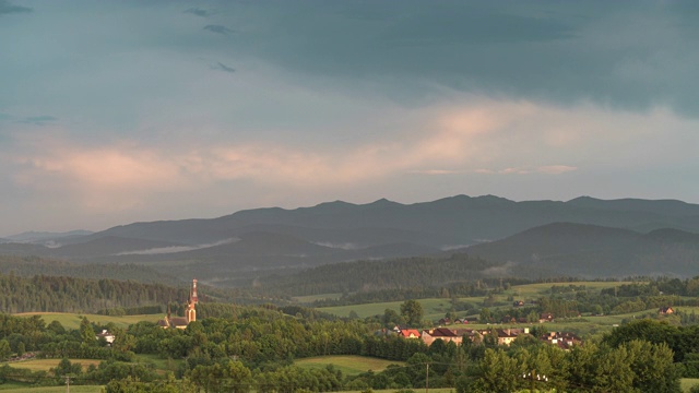 日落时分，雾气从山脉飘落到村庄。波兰Bieszczady山脉卢托维什卡的风景照片。视频素材