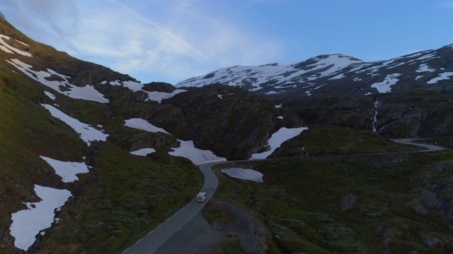 航拍:冬季，露营车在挪威达尔斯尼巴山高原的雪地上行驶视频素材