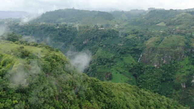 一架无人机拍摄的哥伦比亚山区农场和荒野视频素材