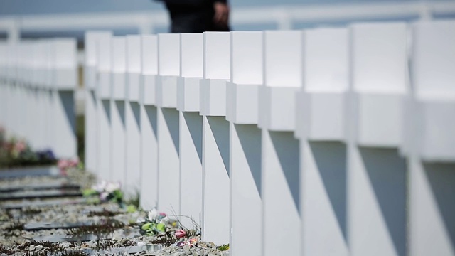 福克兰群岛阿根廷公墓的白色十字架。视频素材