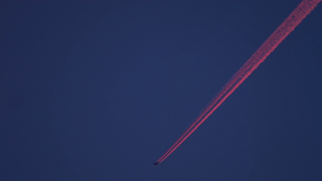 飞机在天空中，夕阳反射着太阳视频素材