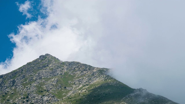 时间流逝，在高山山脊上推着云视频素材