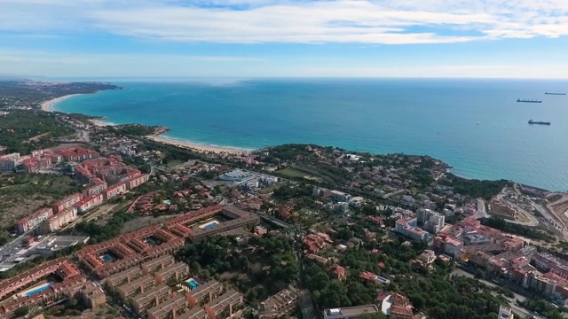 西班牙塔拉戈纳海岸和船舶的全景鸟瞰图。视频素材