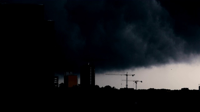 飓风。黑色的天空布满了整个城市，下雨了视频素材