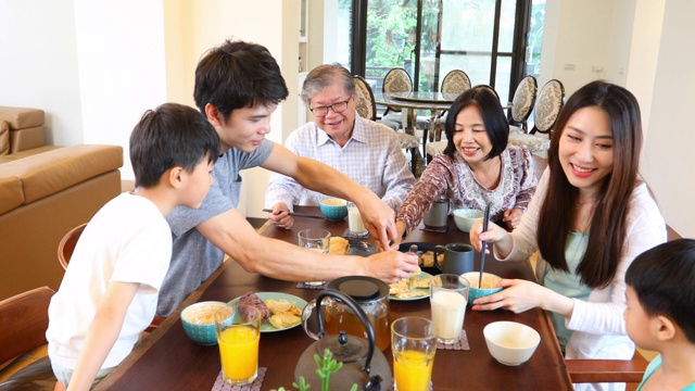 大家庭坐下来一起吃早餐视频素材