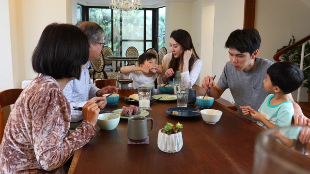 大家庭坐下来一起吃早餐视频素材