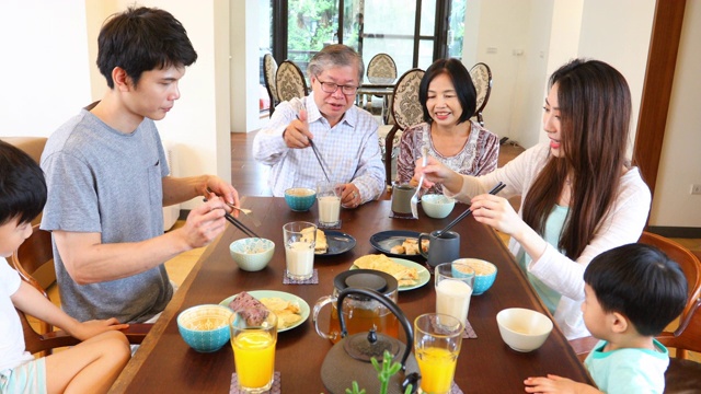 大家庭坐下来一起吃早餐视频素材