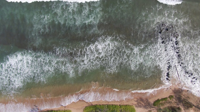 海滩上汹涌的海洋视频下载