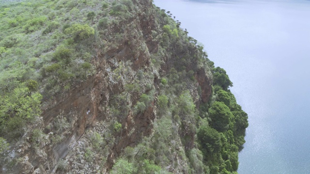 神奇的岩石形成悬崖的湖查拉(火山口湖)，坦桑尼亚，东非视频素材