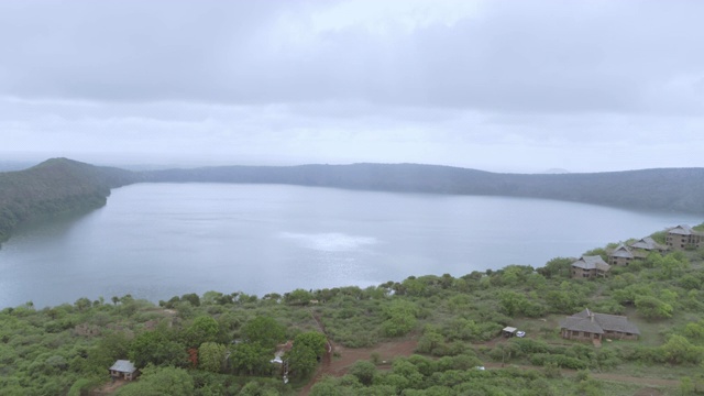 东非坦桑尼亚查拉湖的火山口湖风景视频素材