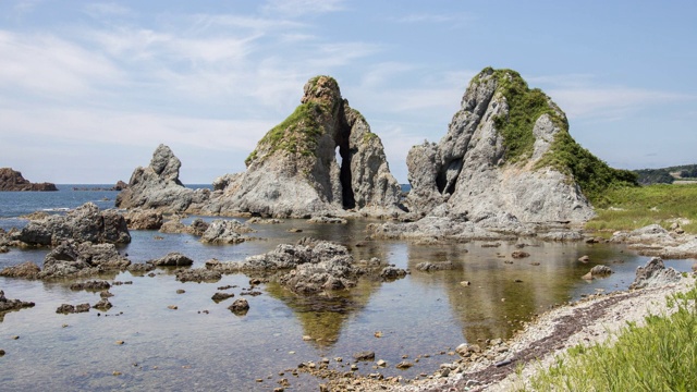 退潮时日落到多岩石的海岸视频素材