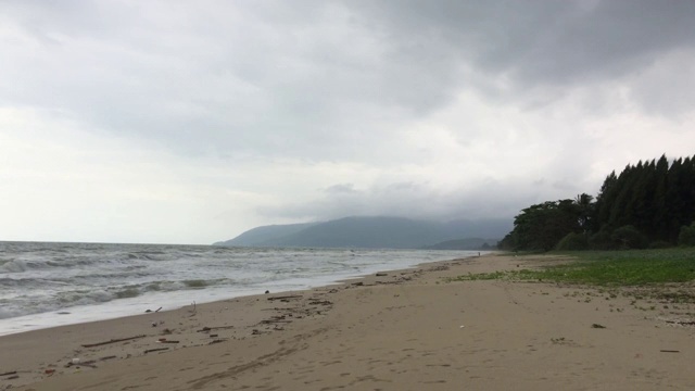 热带海滩在雨天视频素材