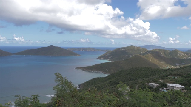 托尔托拉岛北部从山脊路与瓜纳岛，托尔托拉，英属维尔京群岛，西印度群岛，加勒比，中美洲的观点视频素材