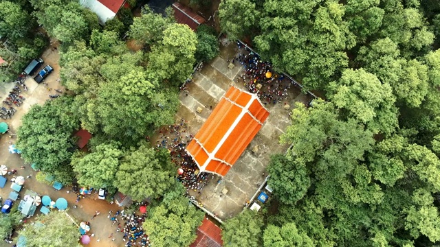 鸟瞰传统乡村泰国的佛寺。视频素材