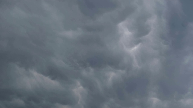 积雨云。低角度的暴风雨天空与暴风雨云在下雨前。视频素材