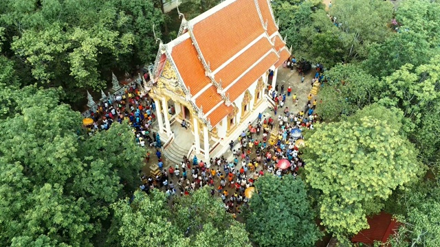 鸟瞰传统乡村泰国的佛寺。视频素材