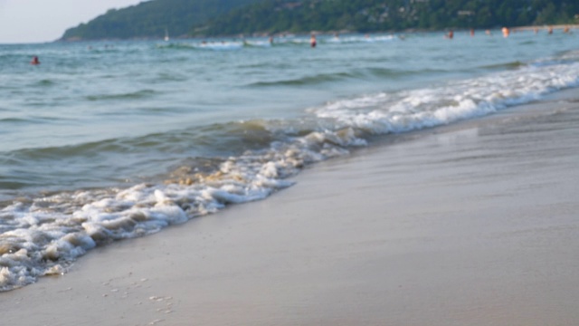 湛蓝的海浪在卡隆海滩的沙滩上翻滚视频素材