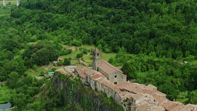 教堂和古老的石头房子，Castellfollit de la Roca -无人机射击视频素材