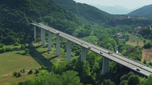 静态无人机拍摄Autovía del Eje Pirenaico高速公路大桥视频素材