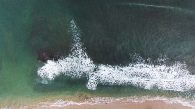 看着海浪拍打着海滩视频下载