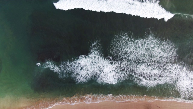 美丽的海浪冲击着海滩视频下载