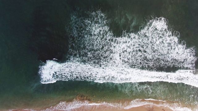 头顶上的海滩礁与波浪视频素材