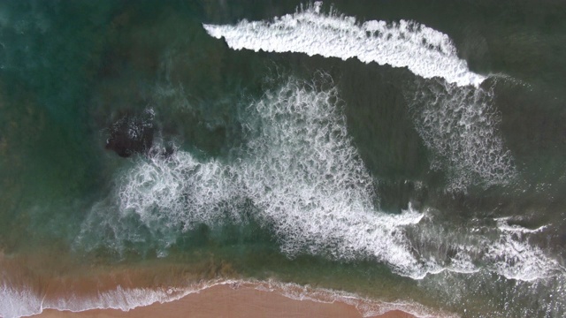 浪花和海浪在海滩的海岸线视频素材