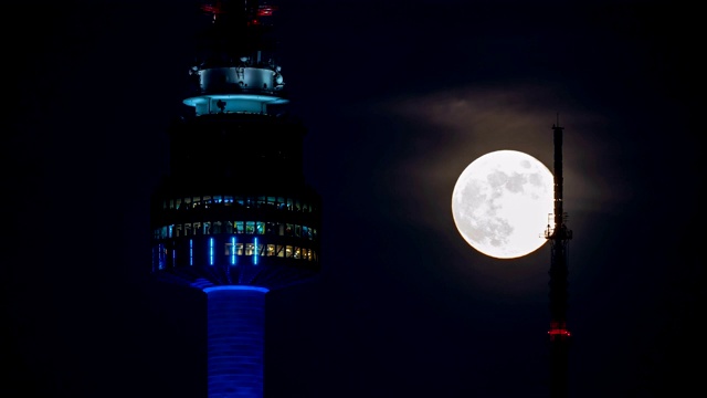 韩国首尔，北首尔塔观景台上的满月夜景视频素材