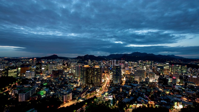 日落到夜景的明洞城市景观中谷和南山，韩国首尔视频素材