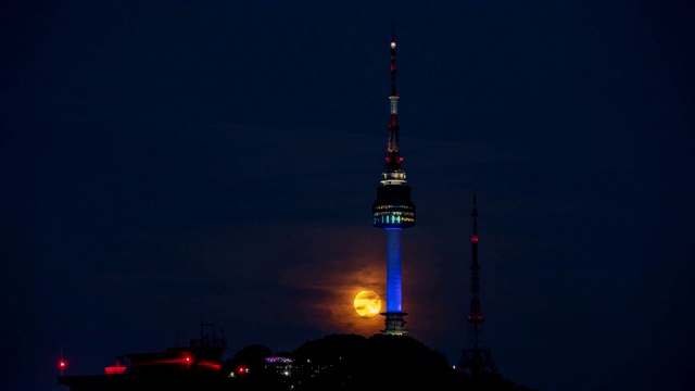 韩国首尔，北首尔塔观景台上的满月夜景视频素材