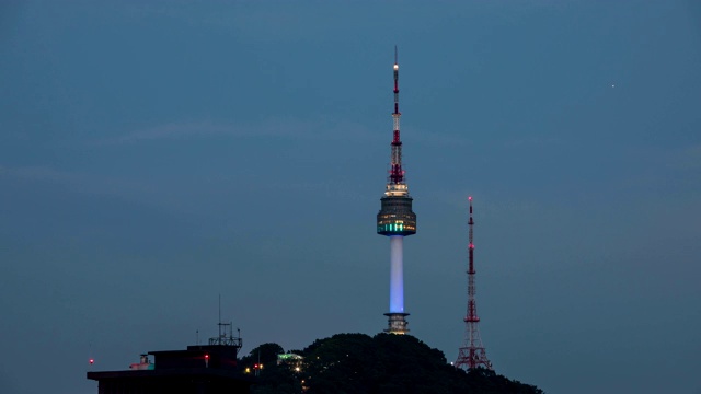 日落到夜景N首尔塔的观景台，首尔，韩国视频素材