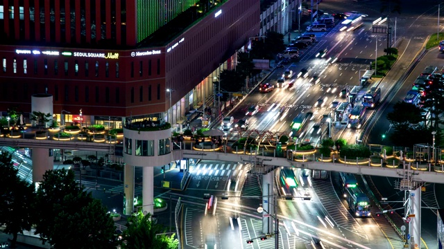 首尔广场和Seoullo7017(由汽车道路改建而成的立交桥)的夜景，首尔，韩国视频素材