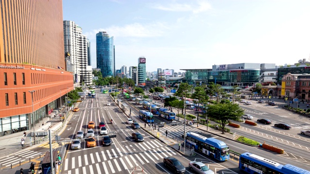 韩国首尔，首尔站公交转乘中心周围的交通景观视频素材