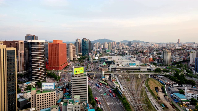 韩国首尔，首尔站附近的日落到夜晚的城市景观视频素材