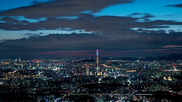 日落到夜景的市中心地区的乐天世界大厦(首尔最高的地标塔)，首尔，韩国视频素材