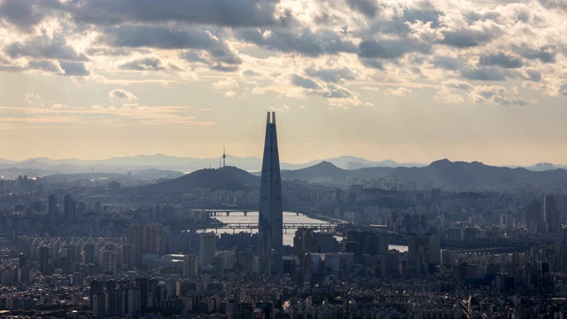 廷德尔现象上方的乐天世界大厦(首尔最高的地标)，首尔，韩国视频素材