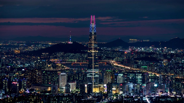 韩国首尔，乐天世界大厦(首尔最高的地标建筑)夜景视频素材